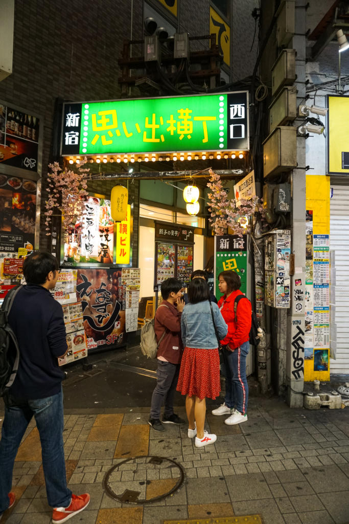 เราเดินเที่ยวกันต่อในชินจูกุ มันเป็นย่านที่มีแสงสีตลอดเส้นทาง มีร้านอาหารร้านขายของ ร้านสะดวกซื้อ drug store สำหรับสาว ๆ ที่อยากจะมาช้อป และมีร้านเสื้อผ้าแบรนด์เนมมากมาย